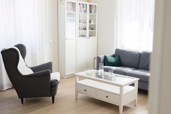 Praxisraum in Fellbach Heller Praxisraum für Paartherapie in Fellbach mit Sesseln und Sofa
